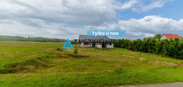 Dom jednorodzinny parterowy z wielospadowym dachem