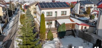 Komfortowy dom z dużym ogrodem na ostrej górce