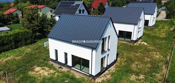 Nowe domy w sąsiedztwie terenów zielonych / ujazd