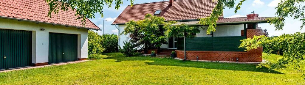 Dom z garażami i dużym ogrodem
