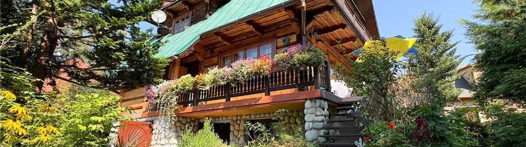 Drewniany dom w stylu zakopiańskim