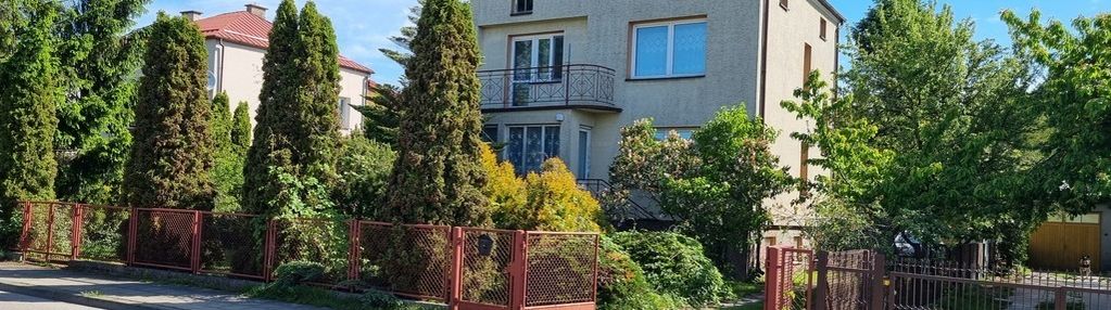 Dom w pobliżu jeziora necko