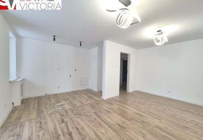 Trzypokojowe mieszkanie z dużym balkonem.