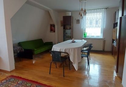 Mieszkanie na i piętrze z garażem i działką w chos