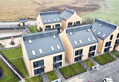 Kameralne gotowe osiedle, dwupoziomowe mieszkanie.