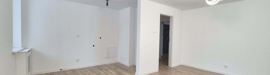 Trzypokojowe mieszkanie z dużym balkonem.