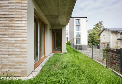 Apartament z ogródkiem, windą w pobliżu parku