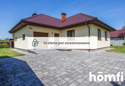 Dom wolnostojący ogrodem oraz tarasem