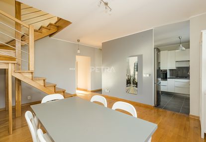 Dwupoziomowe mieszkanie przy stacji metra