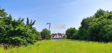 Urokliwa działka  w spokojnym miejscu 790m2