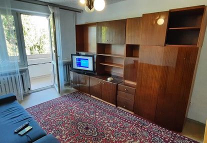 1 piętro w niskim bloku. układ narożny.