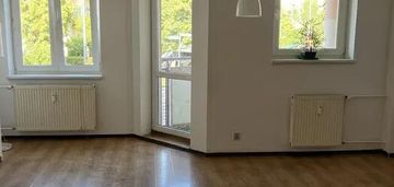 Na wynajem 2-pokojowe mieszkanie – 43 m², parter z balkonem