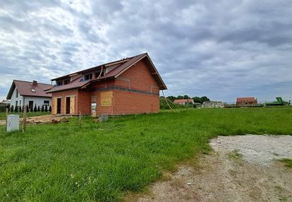 Dwie połowy domu na sprzedaż-zabudowa bliźniacza
