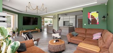 Piękna rezydencja wśród lasów i pól