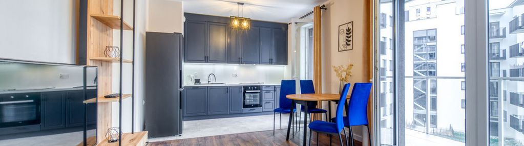 Słoneczny apartament z balkonem przy manufakturze