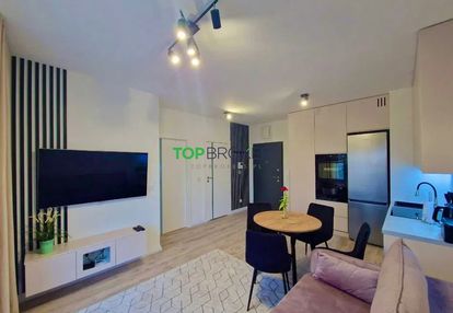 Piękny salon z aneksem i sypialnia, klima