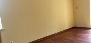 Dom dla pracowników z przestronnymi pokojami.