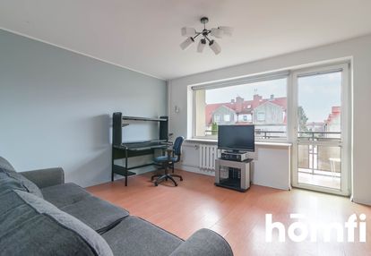 Przestronny pokój z balkonem dobrze skomunikowany.