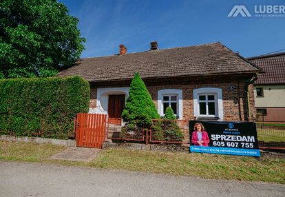 Wiejska chata w spokonym miejscu w porąbce