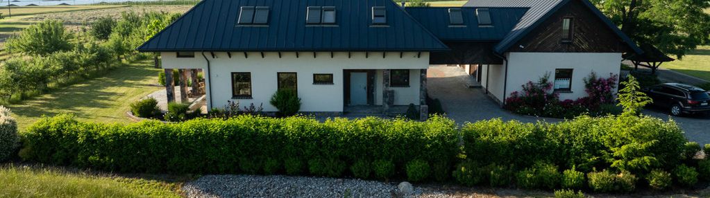 Budynki, kort, sad, staw, ziemianka, pasieka