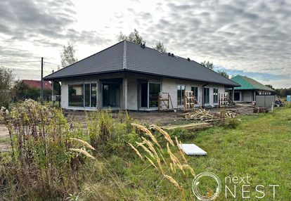 Nowoczesna parterówka w kątach / duża działka
