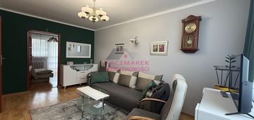 Samo centrum- 3 pokoje, 2 piętro w niskim bloku