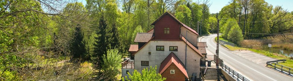 Budynek/na wyspie/szlak krutyni/hotelowo-restaurac