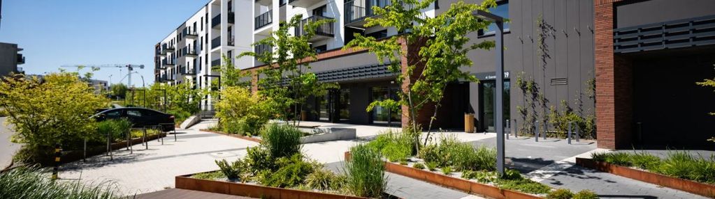 Przestronne mieszkanie z widokiem na zieleń.