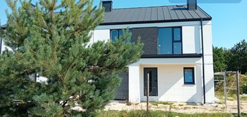 Nowoczesny bliźniak z garażem w bryle budynku