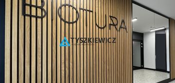 Spektakularny widok na zieleń, komórka, parking
