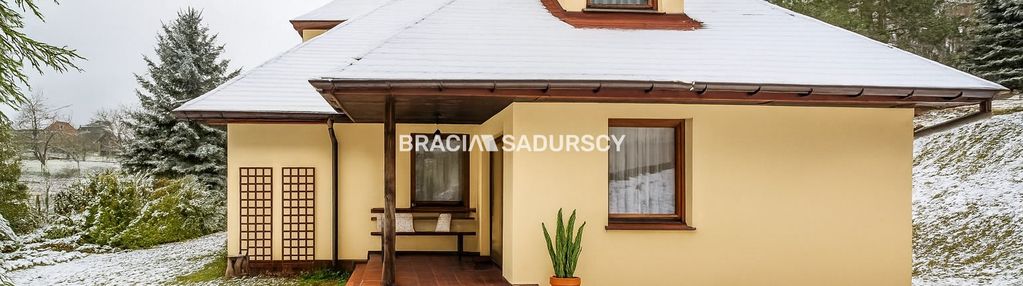 Dom wolnostojący wśród lasów i paru krajobrazowego