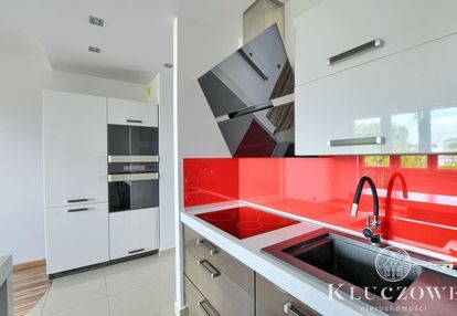 3 pokoje, 1 piętro, teren ogrodzony.