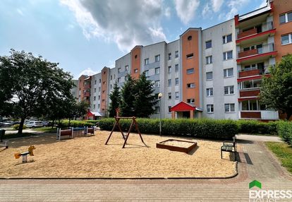 Cztery oddzielne pokoje - cegła - zielone wzgórza