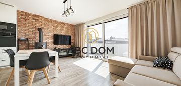 Jasne, przestronne, z balkonem i kominkiem