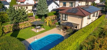 Willa z basenem i niezależnością energetyczną.
