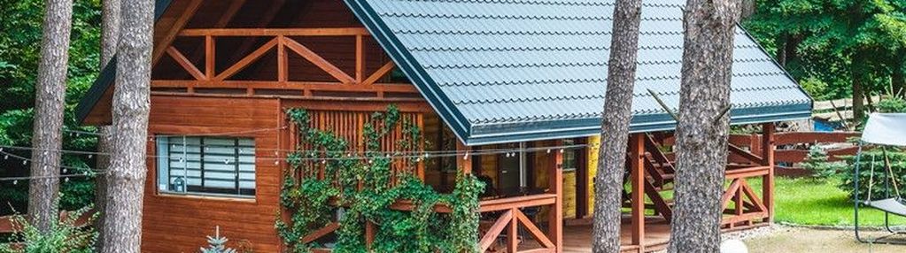 Mały domek z tarasem nad kalwą.
