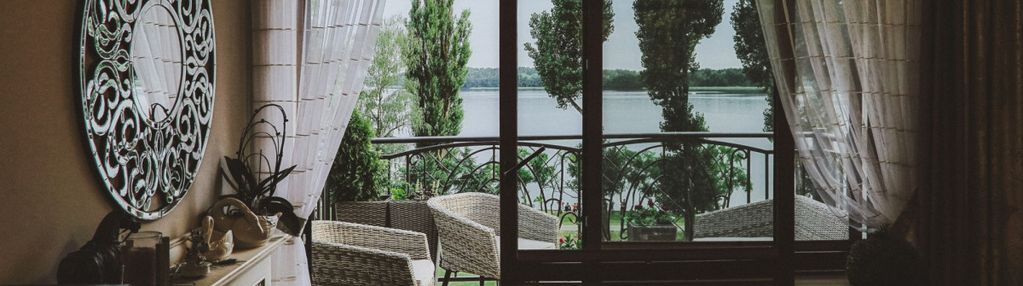 Dwupoziomowy apartament z panoramą na jezioro