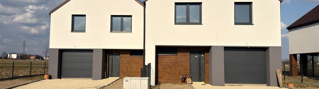 Nowoczesny bliźniak z garażem i fotowoltaiką