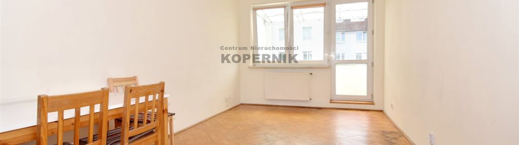 Dwa pokoje, cegła, duży balkon.