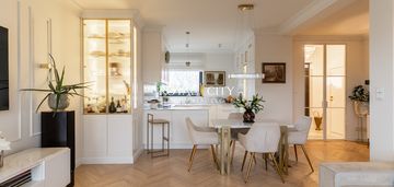 Dom w jakości premium zgorzała z ogrodem.