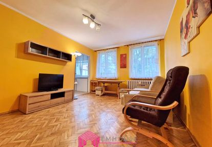 Wygodna kawalerka na parterze .