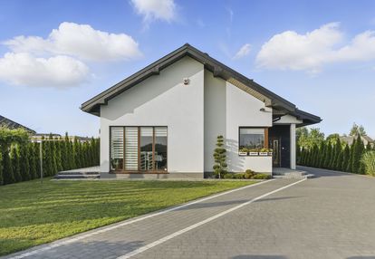 Przytulny dom parterowy z ogrodem tuż pod radomiem