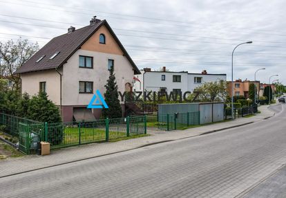 Dom z 3 garażami i dużą działką blisko centrum