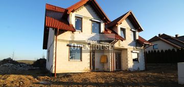 Nowoczesny dom w zabudowie bliźniaczej z rynku pie