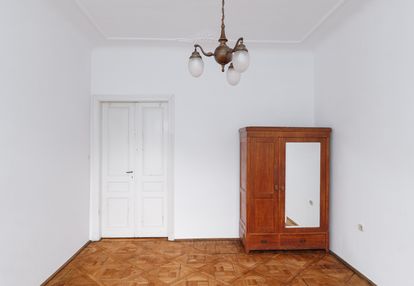 Przedwojenna kamienica, charakter i elegancja – 67