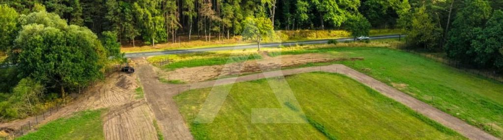 Piekna kwadratowa działka z linią lasu