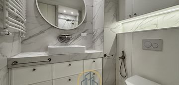 Dwa pokoje, wysoki standard, dwa balkony