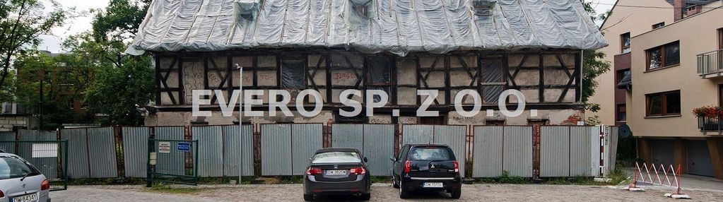 Działka na oporowie, zabudowana budynkiem dworu