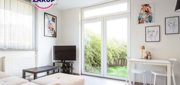 Kawalerka z wydzieloną sypialnią i ogródkiem