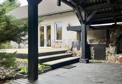 Dom z linią brzegową jeziora,prywatny pomost